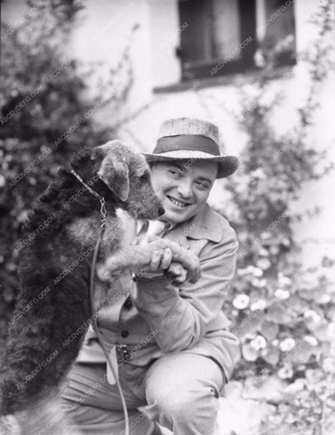 candid Peter Lorre and his dog 1989-09