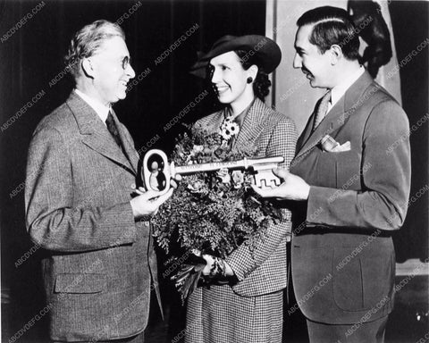 Bela Lugosi and wife Lillian with key to the city news photo 2097-08
