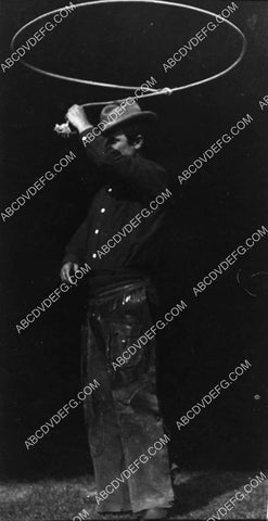 Will Rogers twirling a rope 2122-27