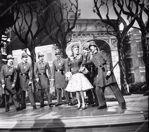 Alice Faye and cops Hello Frisco Hello 2124-16