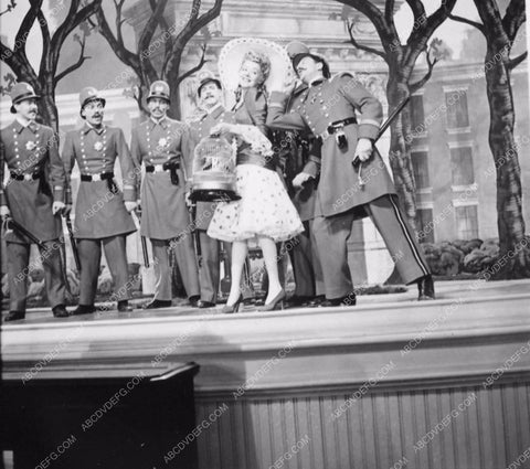 Alice Faye and cops Hello Frisco Hello 2124-20