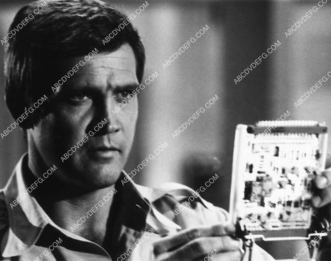 Lee Majors checking out the circuit board TV The Six Million Dollar Man 2157-09