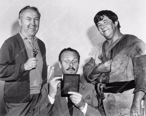 producer George Pal Terry-Thomas Buddy Hackett behind the scenes 2174-35