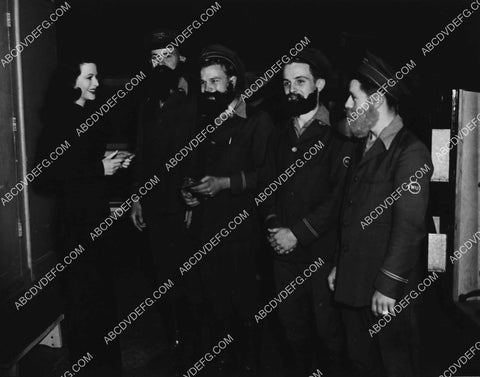 Hedy Lamarr and cast behind the scenes film Come Live with Me 2201-04