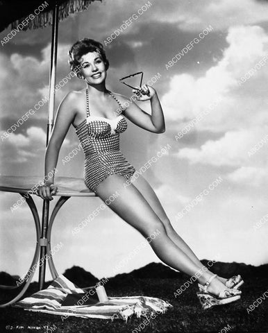 Kim Novak sexy pinup w her long legs 2274-31