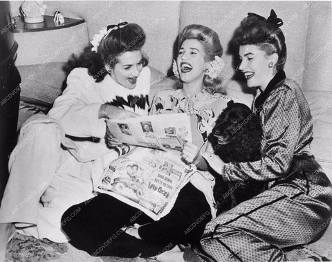 Andrew Sisters candid 2347-30