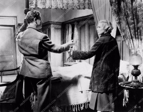 Robert Donat Madeleine Carroll handcuffed from The 39 Steps photo 2363-27