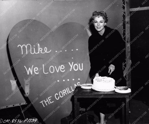 candid Kim Novak cutting birthday Cake behind the scenes 2412-22