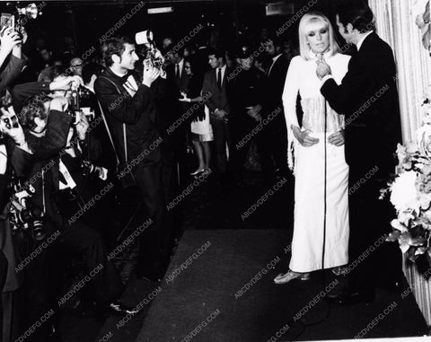 candid Kim Novak and the press photographers 2412-23