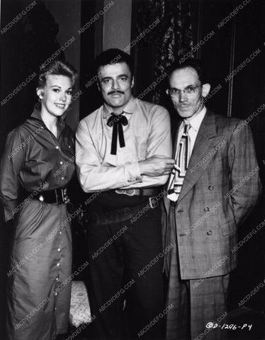 candid Kim Novak her dad Joseph Brian Keith behind the scenes 2412-28