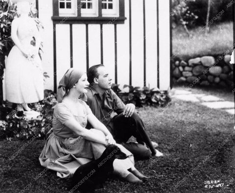 Alfred Lunt Lynn Fontanne candid backyard 2445-21