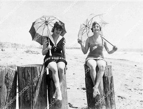 Billy Rhodes Betty Compson take new swimwear and parasols to the beach 2708-22