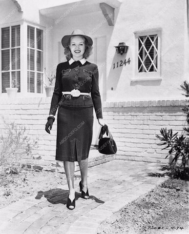 candid Betty Grable fashion photo at home 2719-12