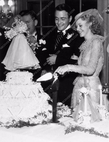 candid Hollywood Ginger Rogers Lew Ayres cutting their wedding cake 2766-14