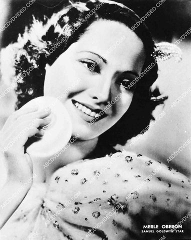 2769-002 Merle Oberon portrait w powderpuff 2769-002