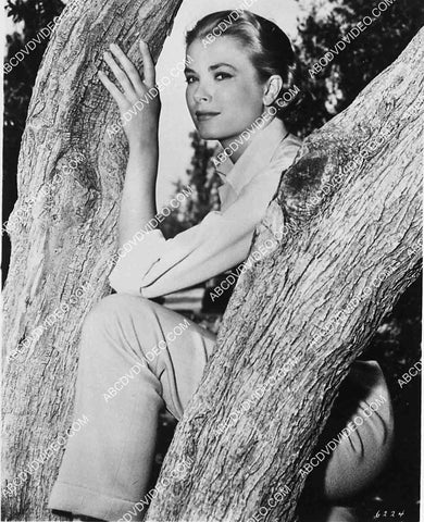2769-008 Grace Kelly posing by a tree 2769-008