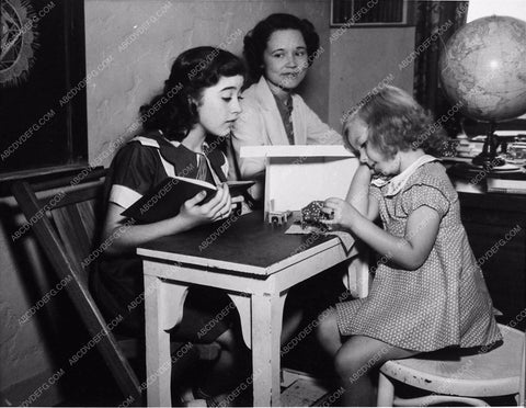 candid Edith Fellows and studio teacher behind the scenes 2816-08