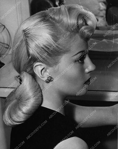 Lana Turner makeup hairdo shot 2864-27