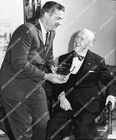 2926-003 candid Dana Andrews presents Stan Laurel w Screen Actors Guild Award 2926-003