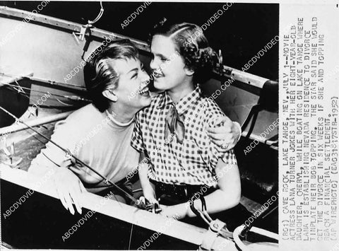 2959-028 news photo candid Lana Turner w her daughter Cheryl Crane boating on Lake Tahoe 2959-028