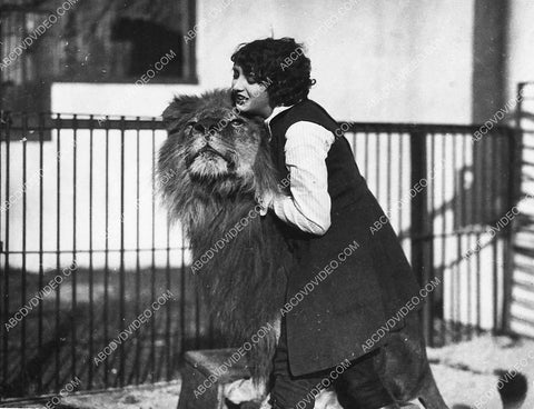 great candid Estelle Taylor w the MGM Leo the Lion I think 2972-24