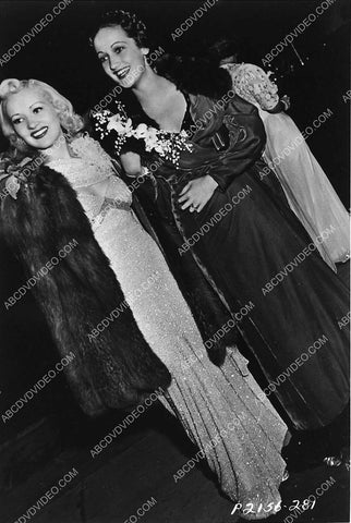 great candid Betty Grable Dorothy Lamour 3031-21