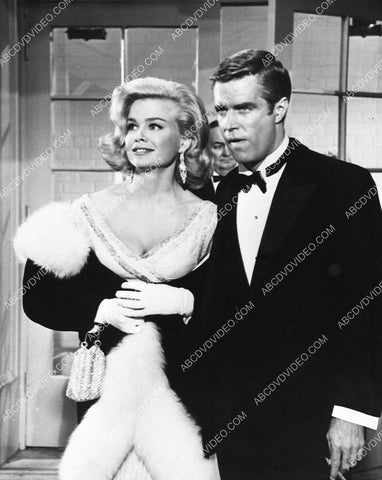 Carroll Baker George Peppard film The Carpetbaggers 3051-01