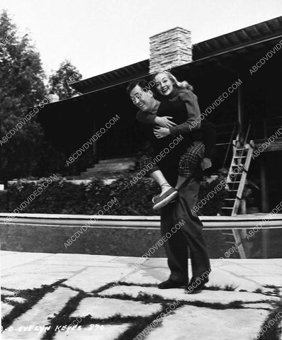 candid John Huston Evelyn Keyes in their backyard 3051-26
