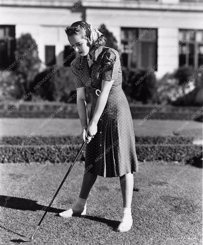 Betty Grable candid golfing with pitching wedge 3068-09