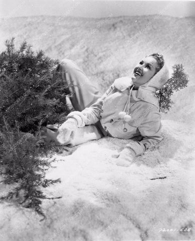 Betty Grable as a snow bunny 3068-11