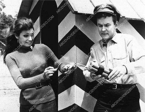 guest star and Bob Crane light some dynamite TV Hogan's Heroes 3077-24
