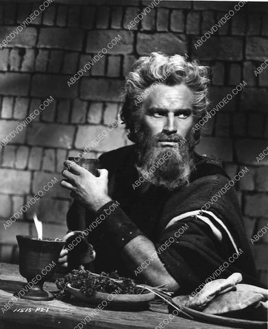 Charlton Heston at the dinner table film The Ten Commandments 3105-02