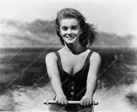 Ann-Margret skiing 3142-15