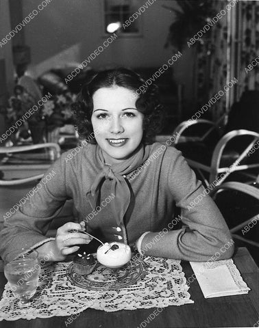 candid Eleanor Powell w ice cream and a cupcake 3166-36
