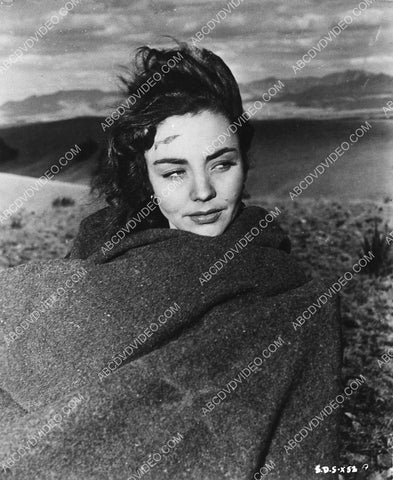 candid Jennifer Jones wrapped in a blanket on location Duel in the Sun 3176-21