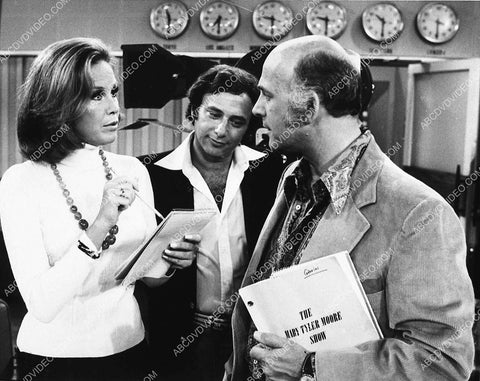 Mary Tyler Moore Gavin MacLeod w his script TV The Mary Tyler Moore Show 3197-18
