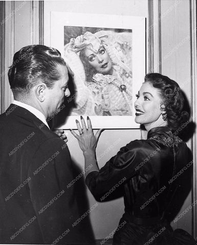 candid Loretta Young showing off artwork 3201-21