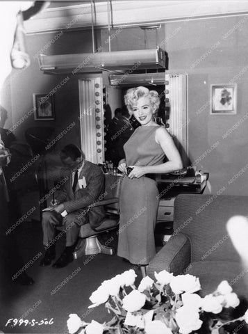 candid Marilyn Monroe behind the scenes 20th Century Fox 3278a-30