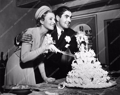candid Tyrone Power new wife Annabella cut their Wedding Cake 3388-008
