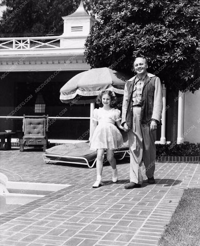 Jack Benny at home in backyard with daughter? 3401-15