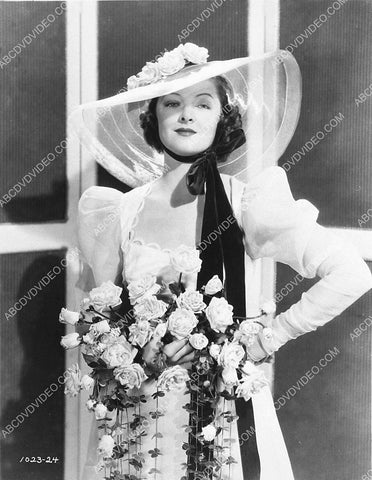 beautiful Myrna Loy w a bunch of flowers portrait 3417-15