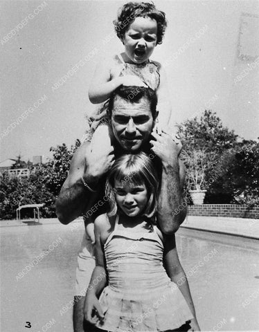 Rod Serling in the backyard w the family 3486-35