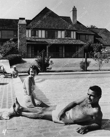 Rod Serling in the backyard w the family 3486-36