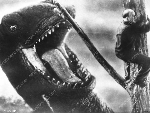 man fleeing dinosaur film King Kong 3519-10