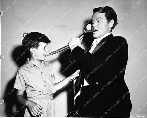 Orson Welles doing magic Follow the Boys 3573-34