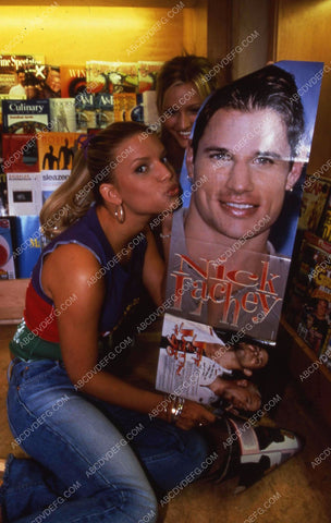 Jessica Simpson kissing Nick Lachey poster 35m-11936