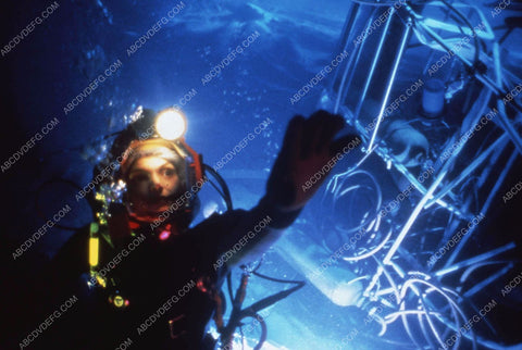 Mary Elizabeth Mastrantonio in deep sea diving scuba gear film The Abyss 35m-12321