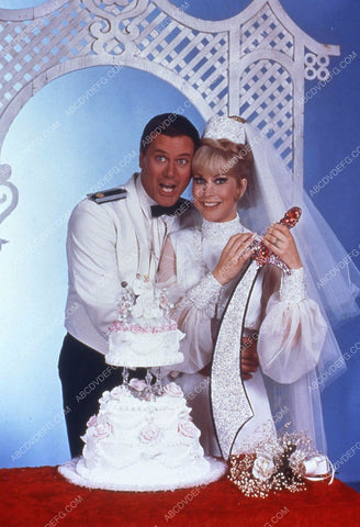 Larry Hagman Barbara Eden cutting the wedding cake TV I Dream of Jeannie 35m-12385