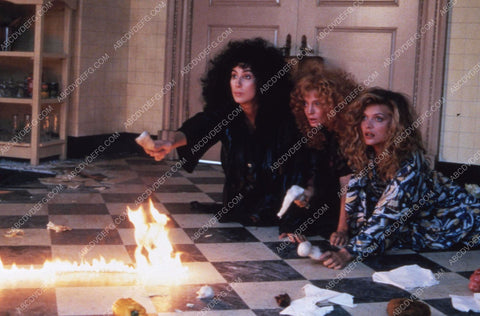 Cher Susan Sarandon Michelle Pfeiffer film The Witches of Eastwick 35m-13324