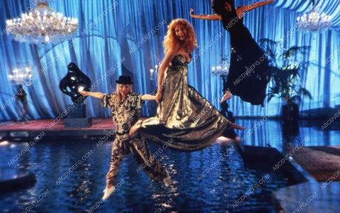 Cher Susan Sarandon Michelle Pfeiffer film The Witches of Eastwick 35m-13325